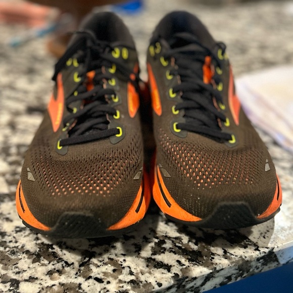 Brooks Ghost 15 Black and Orange shoes - Picture 2 of 3